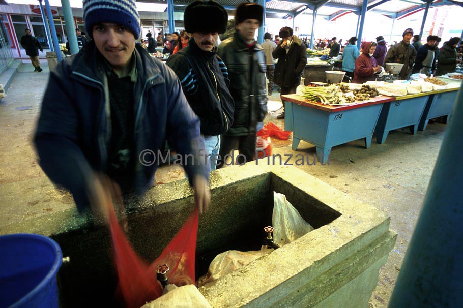 10 Danube ' s Delta . Farmer ' s market in Braila
