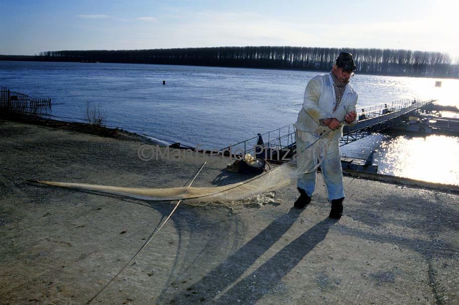 11 Danube ' s Delta . Fisherman