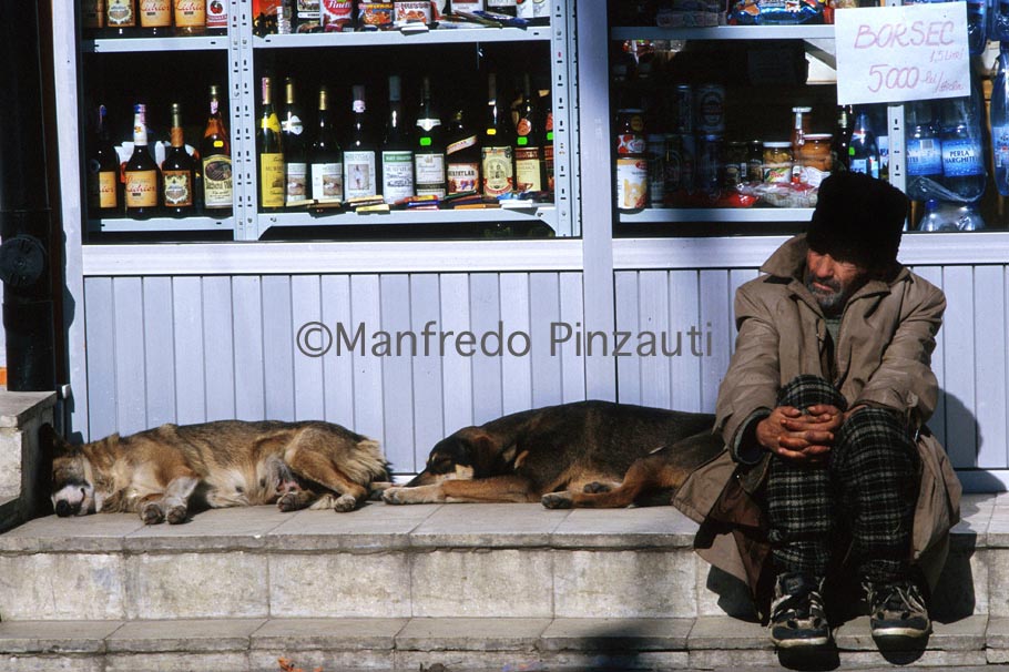 12 Danube ' s Delta . Homeless in Tulcea