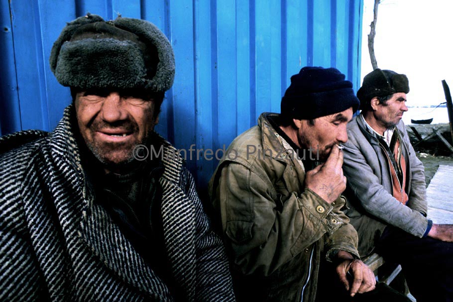 4 Danube ' s Delta . Fishermen