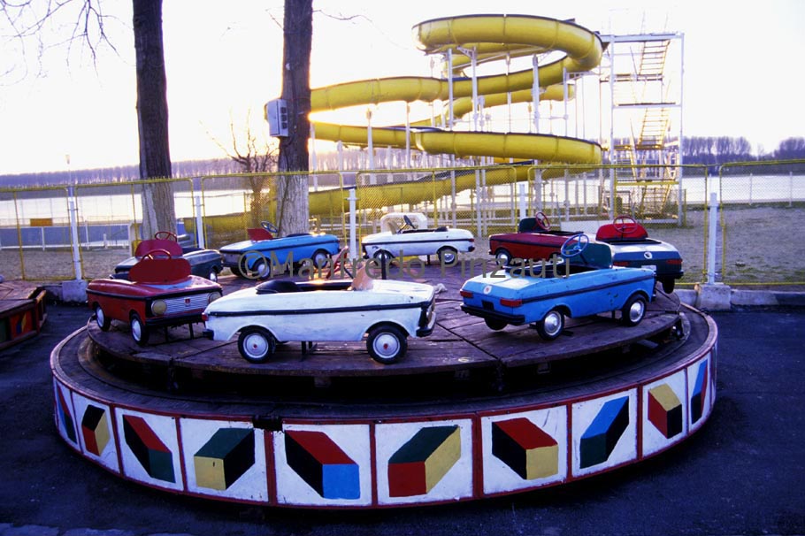 9 Danube ' s Delta . Funfair in Braila